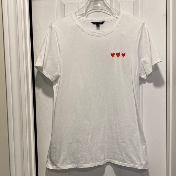 ๐ Host Pick!!! ๐ Banana Republic White Cotton T-Shirt W/3 Orange Hearts Sz M - Picture 2 of 5